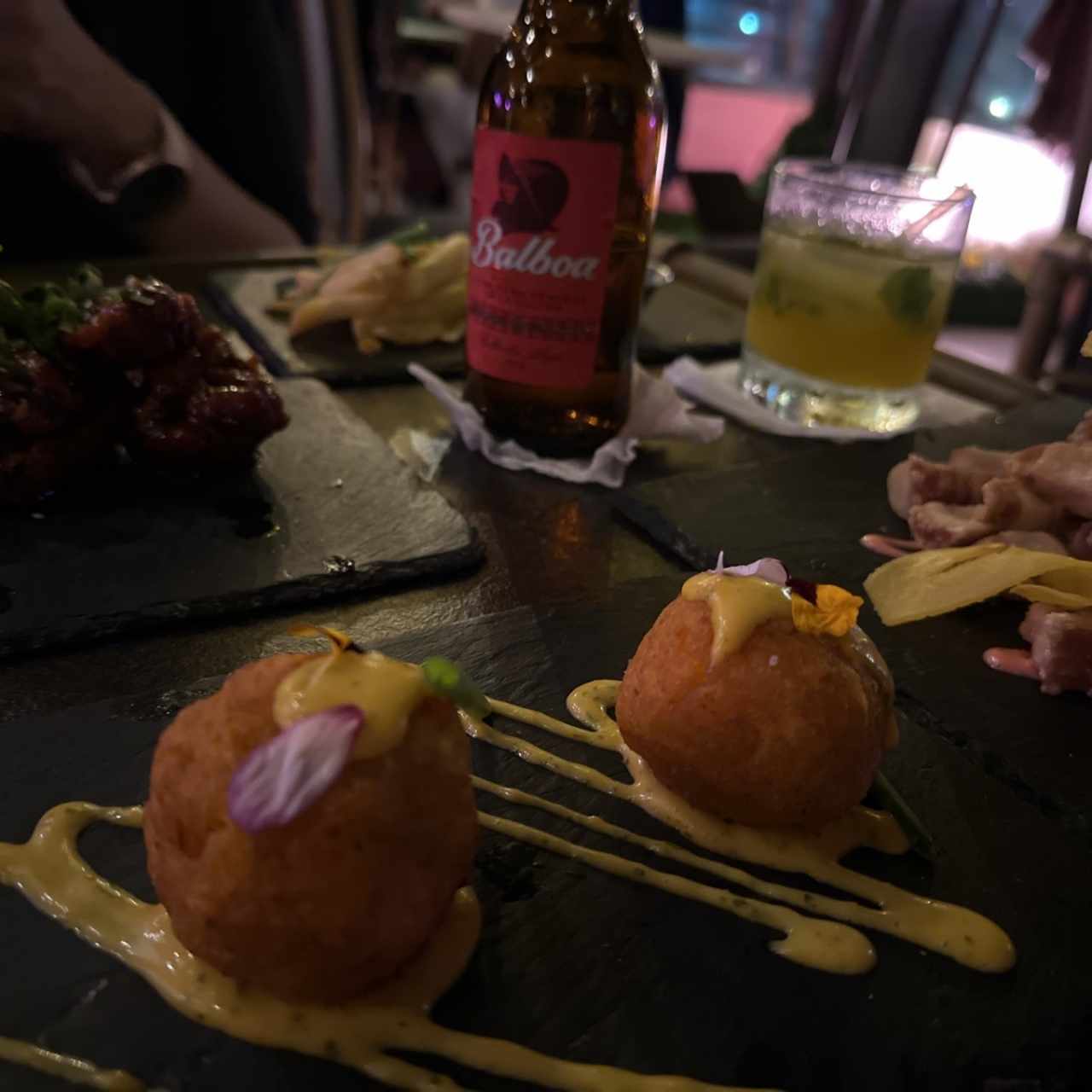 Croquetas de pixbae, balboa y mojito de maracuya
