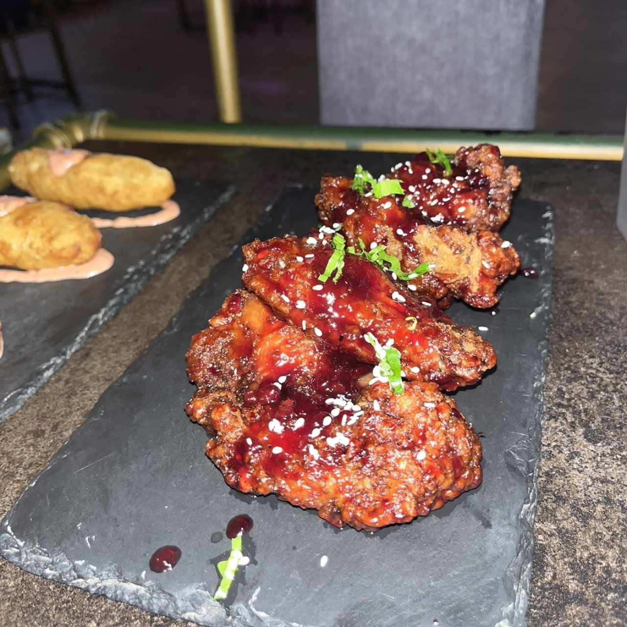 Alitas bañadas en jalea de saril con ají chombo