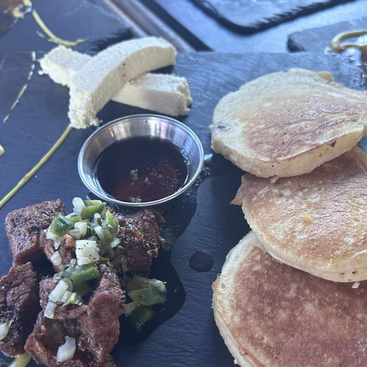 Pancakes de maíz nuevo con lechona frita