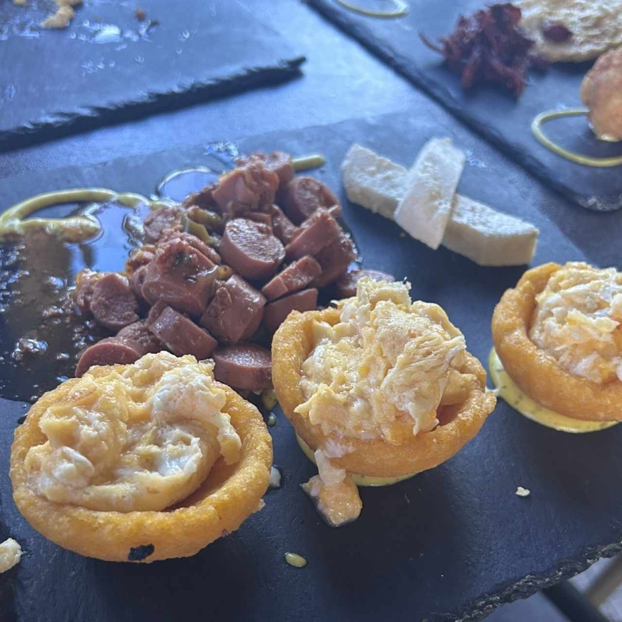 Canastas de tortilla con salchichas guisadas