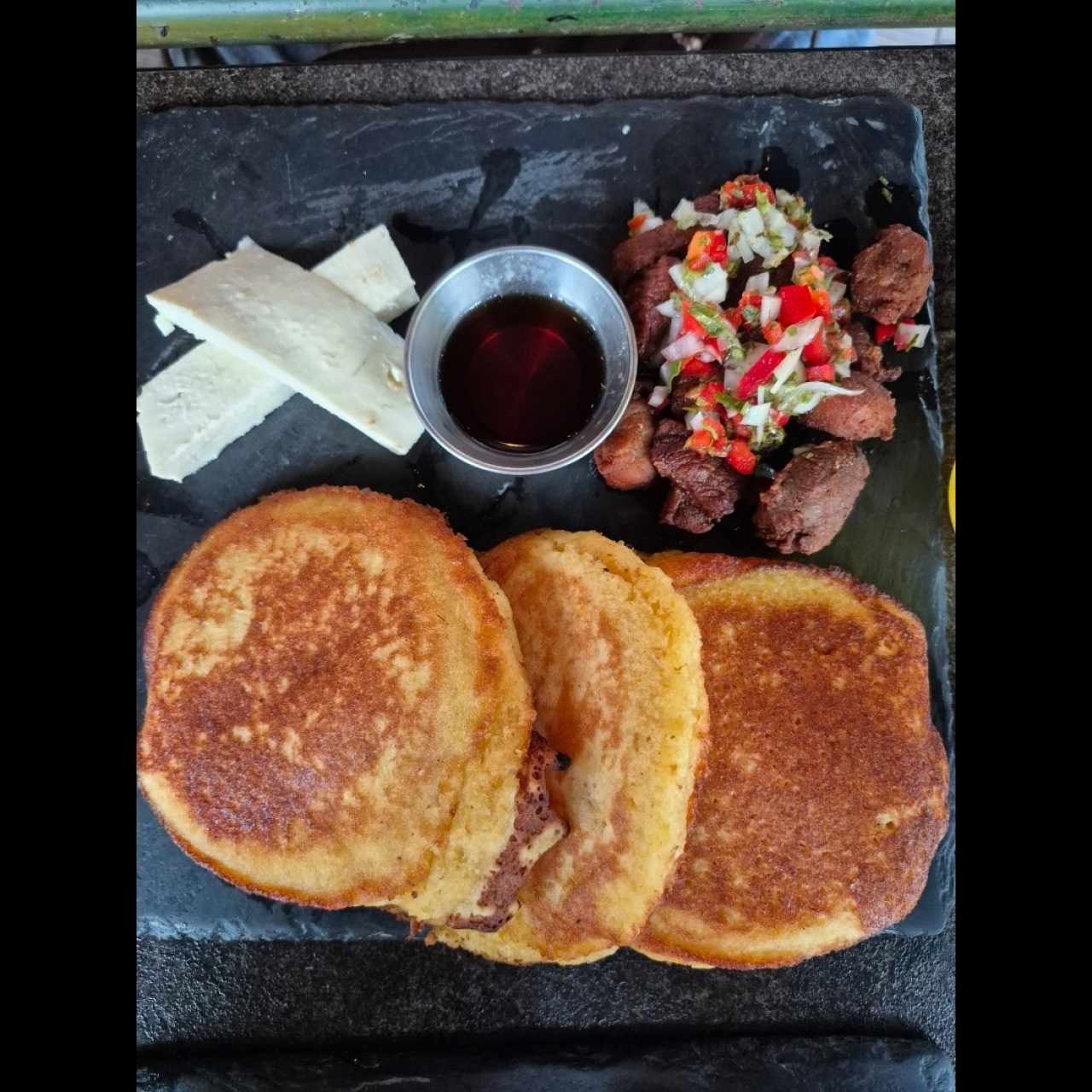 Pancacke de maíz nuevo, queso y puerco frito 