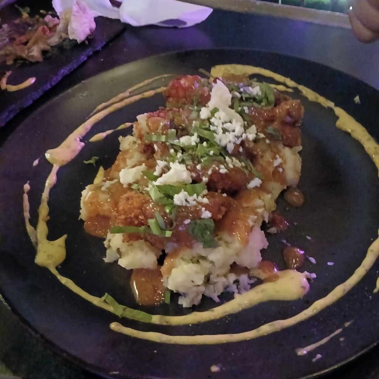Milanesa de Pollo en jalea de Guayaba sobre cama de puré de yuca al Mojo