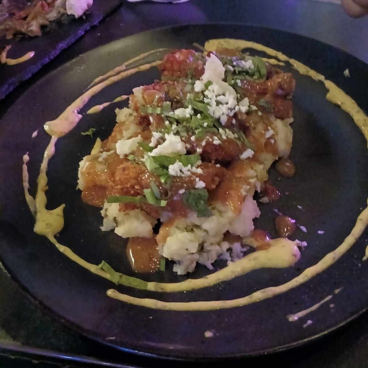 Milanesa de Pollo en jalea de Guayaba sobre cama de puré de yuca al Mojo