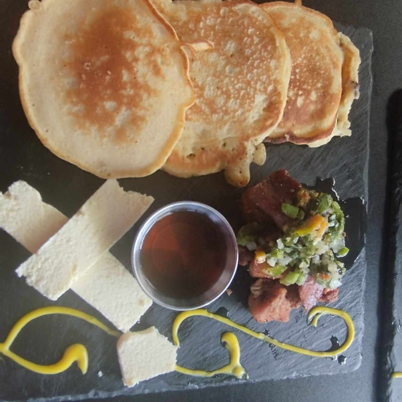 Pancakes de maíz nuevo con lechona frita