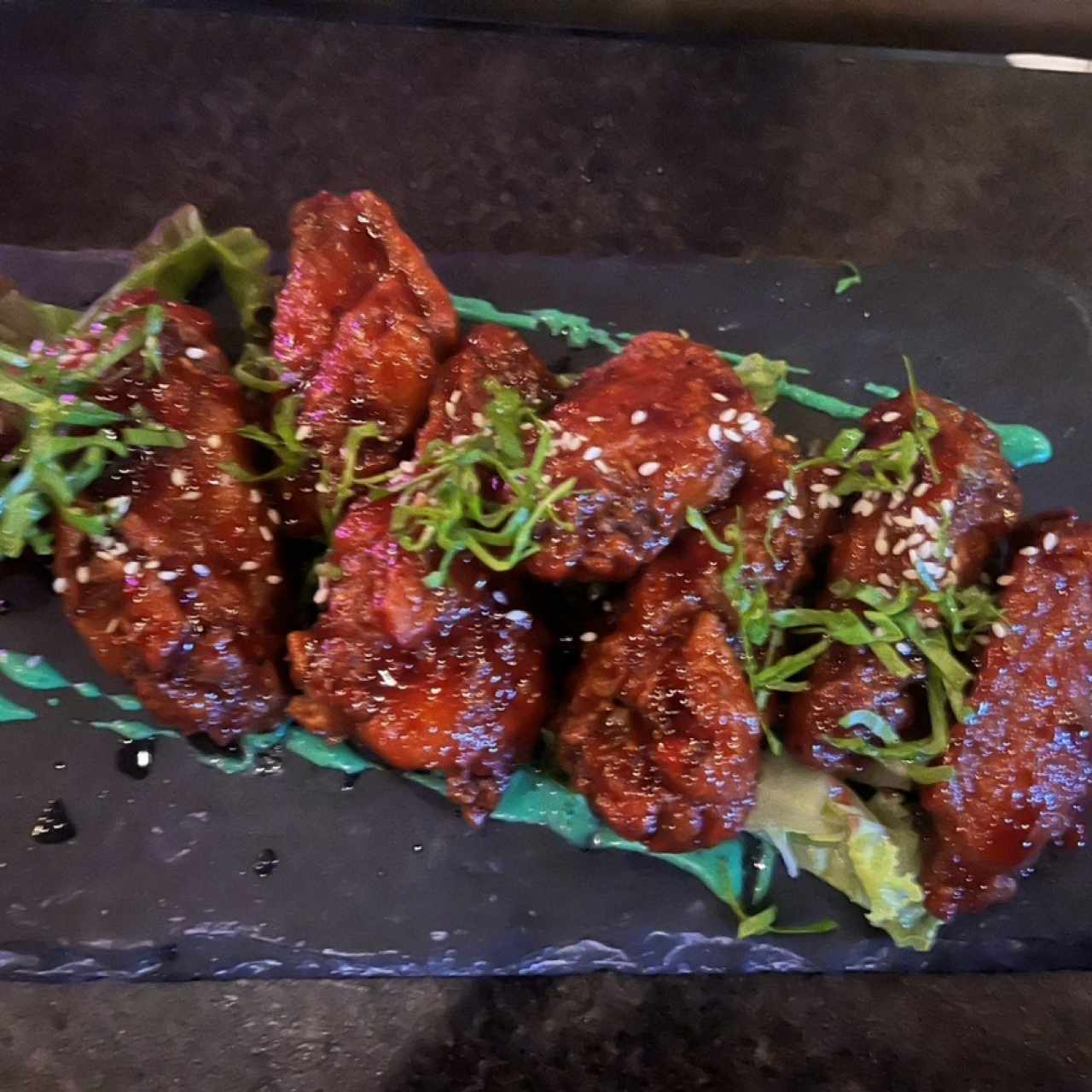 Alitas bañadas en salsa se saril