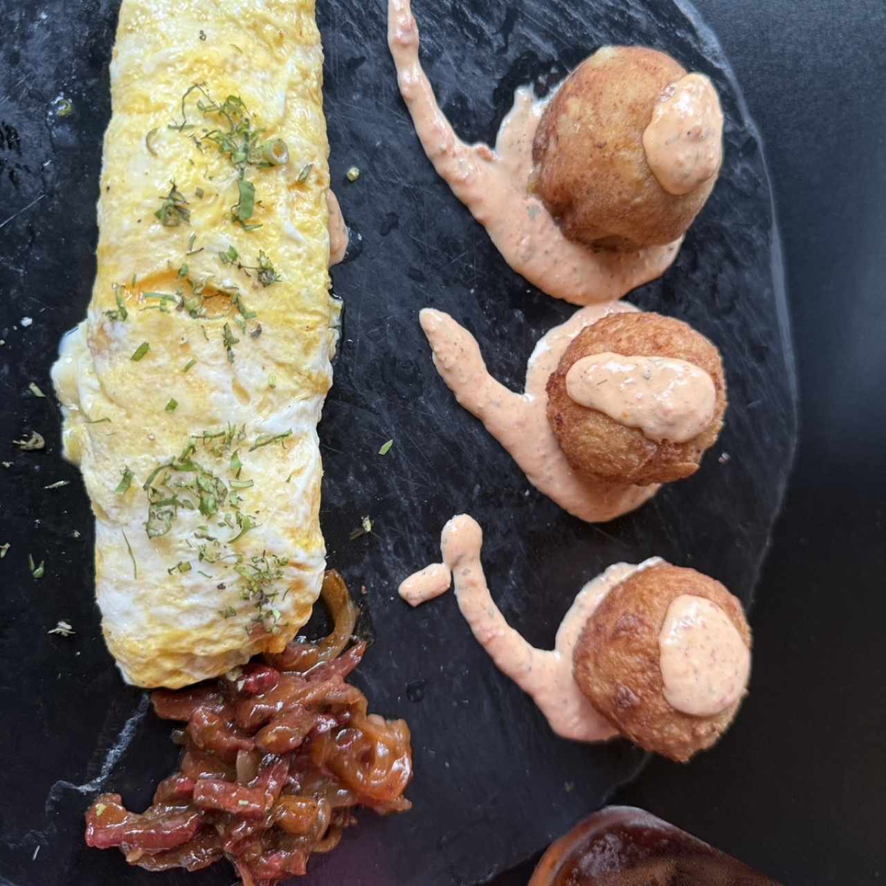 Croquetas de yuca, omelette y tasajo
