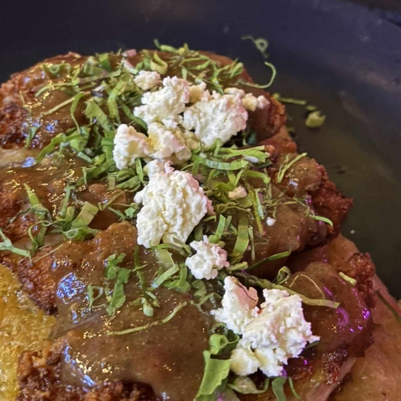 Milanesa de Pollo en jalea de Guayaba sobre cama de puré de yuca al Mojo