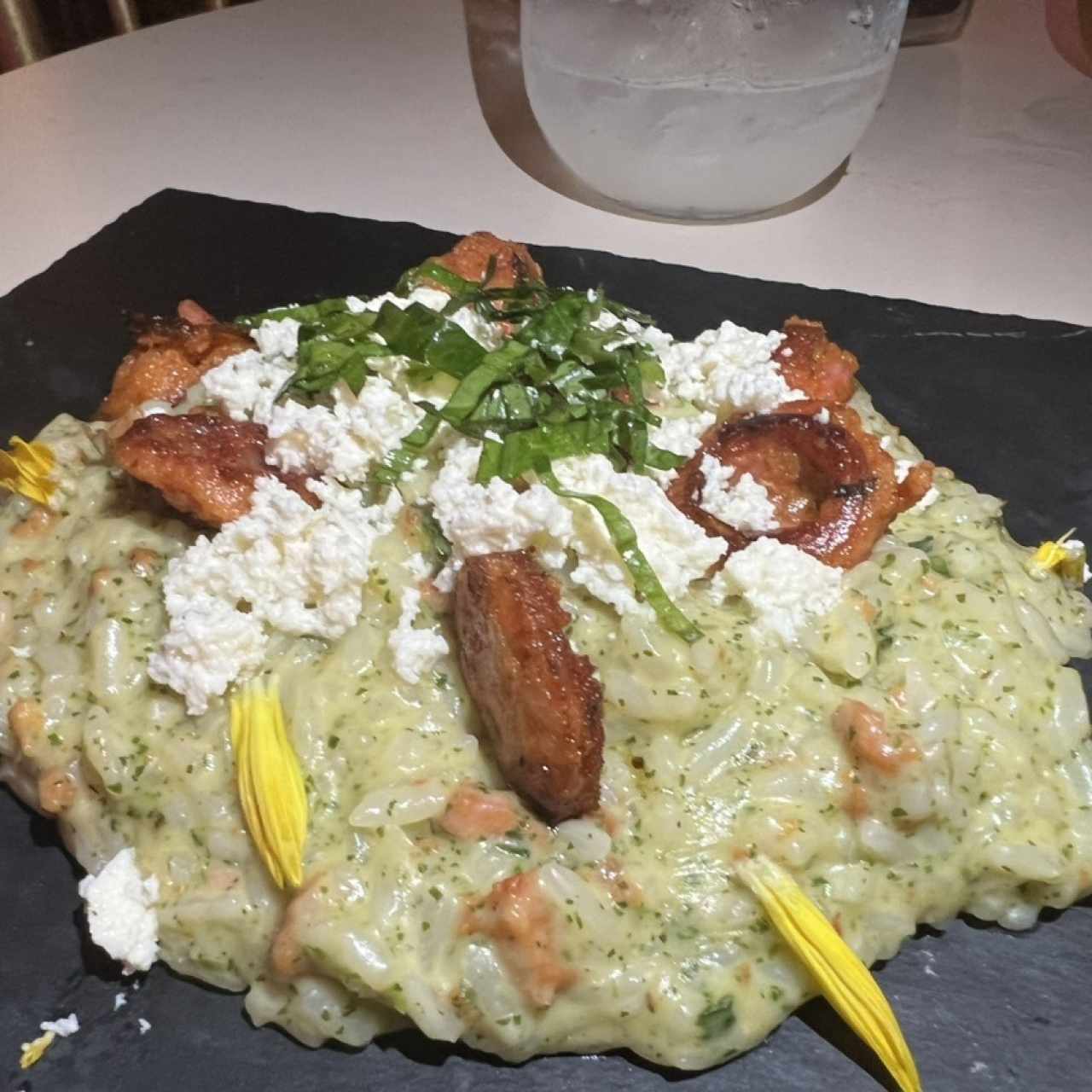 Risotto de culantro con chorizo tableño y ralladura de queso blanco