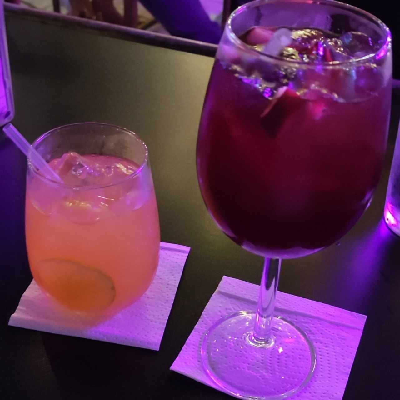 cóctel de whisky con seco y limon con raspadura y sangría 