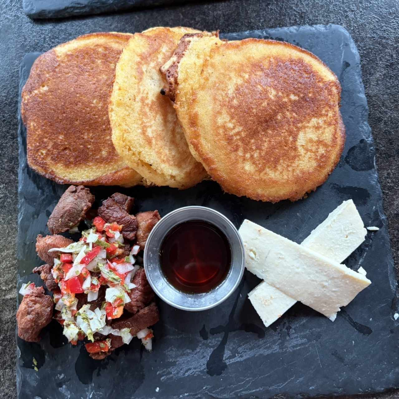 Pancakes de Maíz Nuevo con Lechona