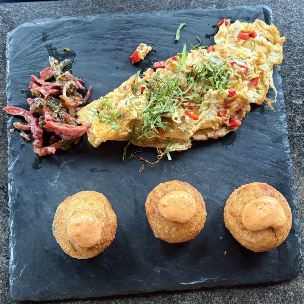 Croquetas de Yuca con tasajo y Omelette