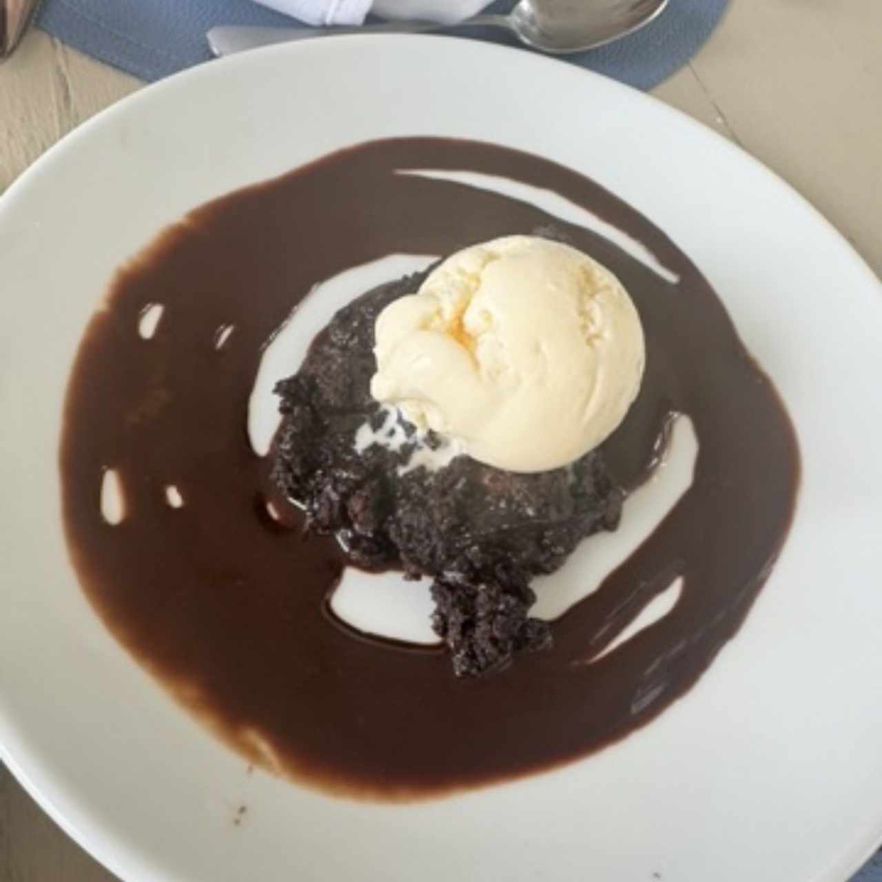 Crumble de chocolate con helado 
