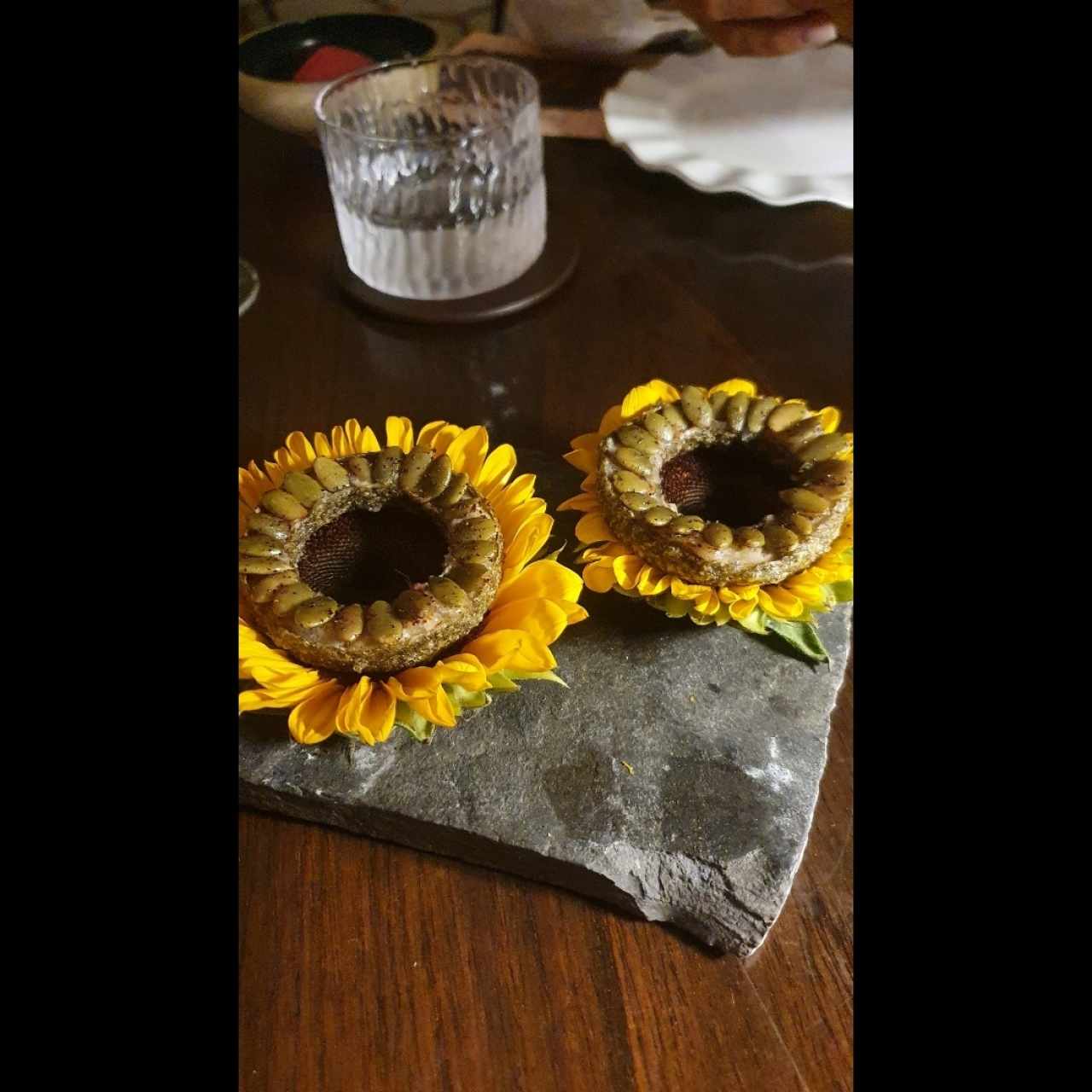 Tartaleta de platano, langosta, miso y semillas de girasol