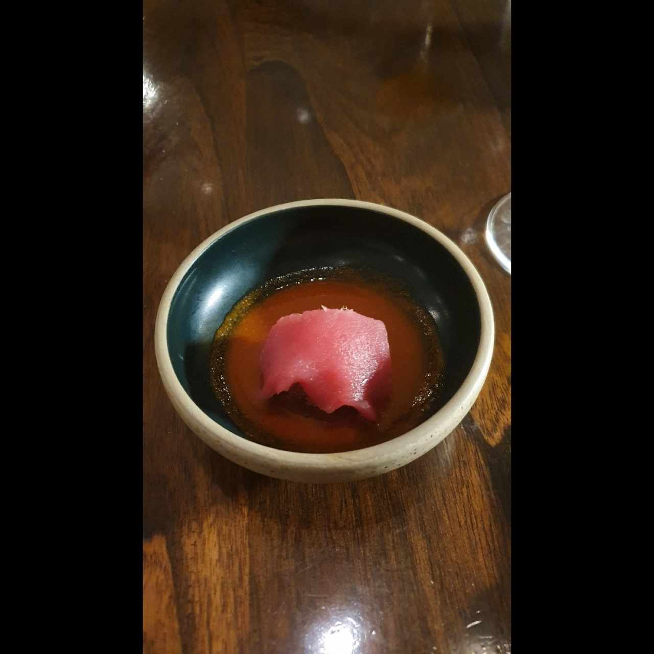 Croqueta de camarones de roca, salsa roja, atún