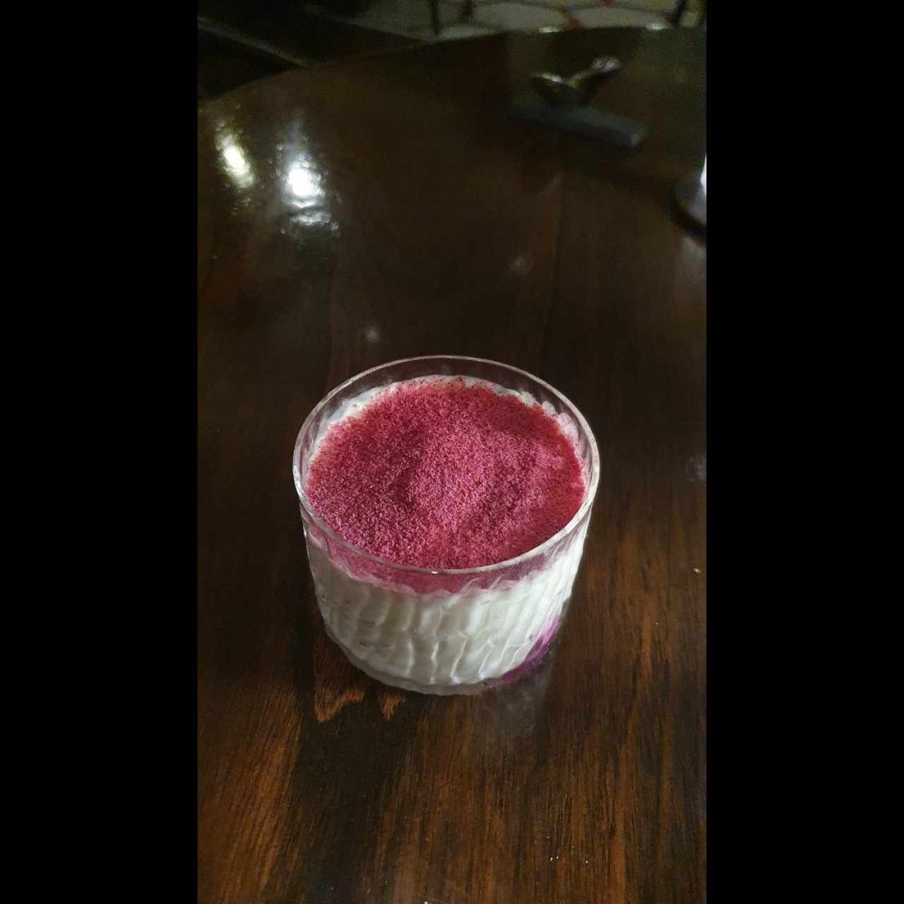 Helado de pitahaya, espuma de miel, hidrolato de toronjil
