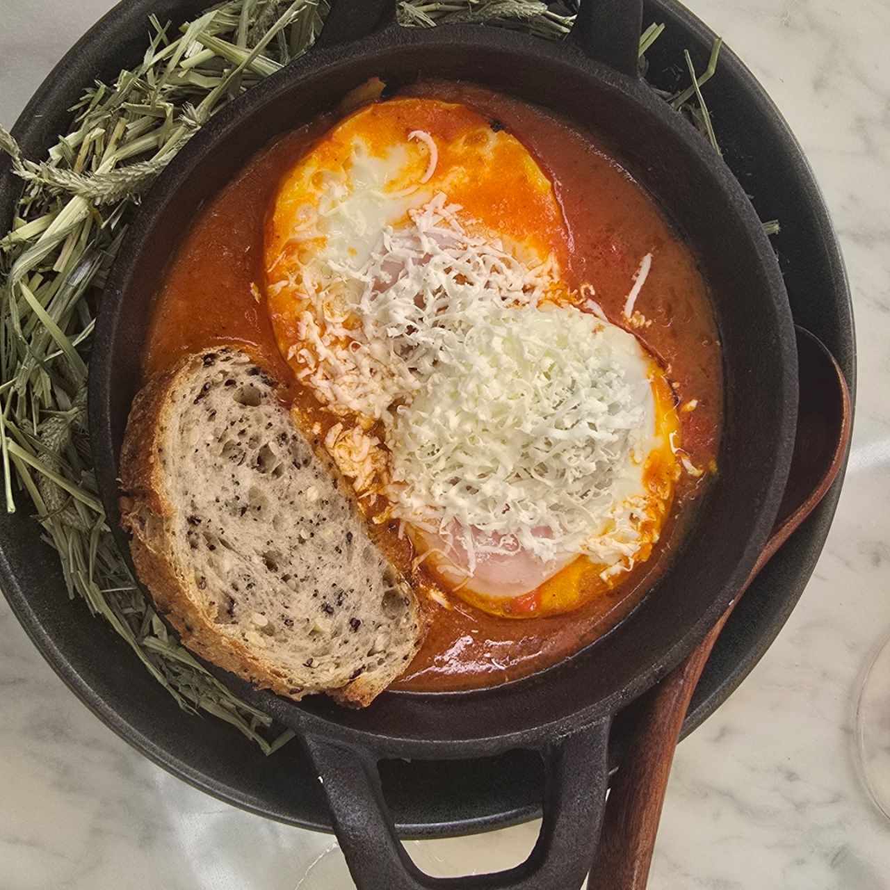 huevos shakshuka con queso feta