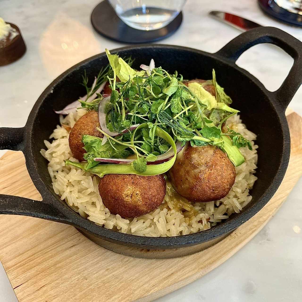 Albóndigas de garbanzos en cama de arroz