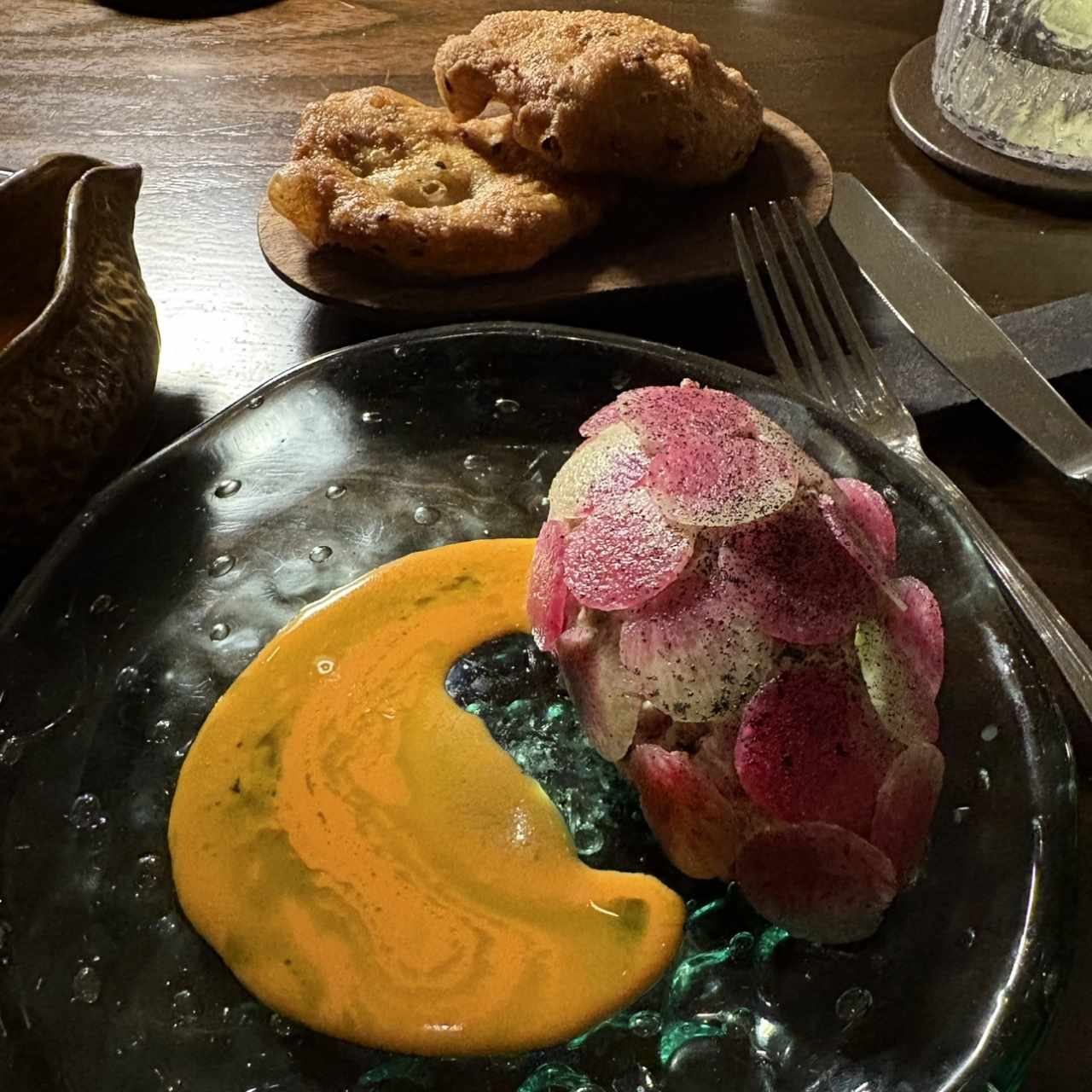 	•	Tartar de res con vinagreta de ajíes fermentados y yogurt 	•	Hojaldre artesanal