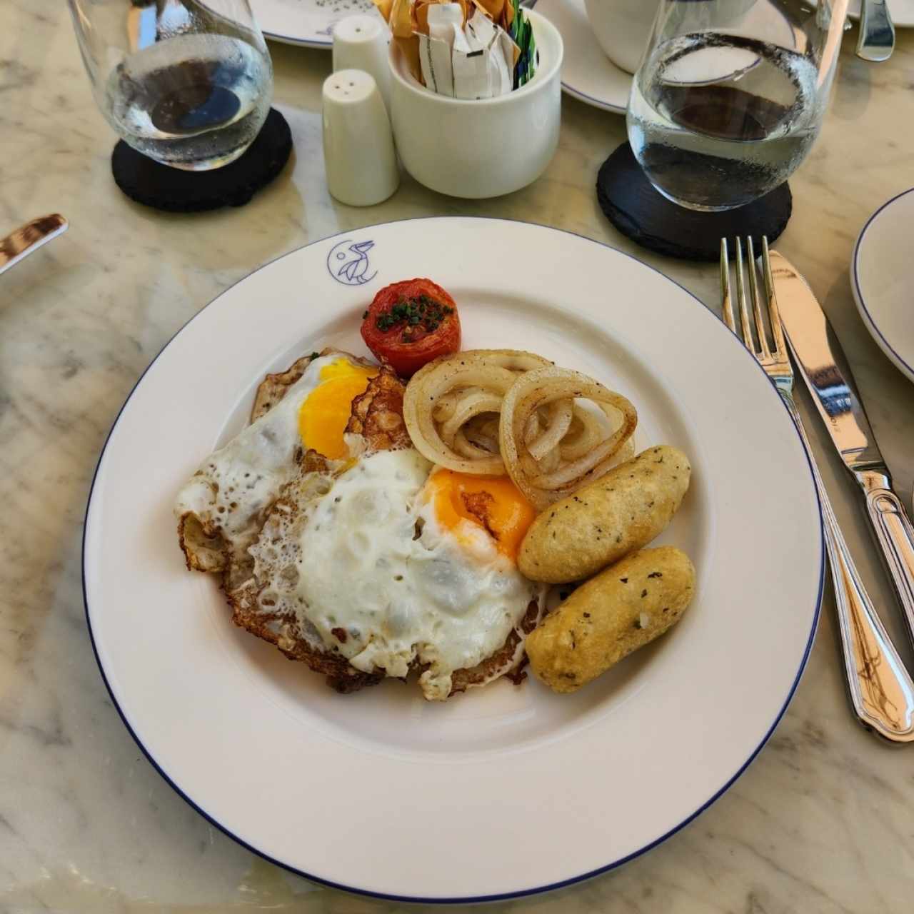 Filete de res al caballo, huevos orgánicos fritos, carimañolas de yuca con queso