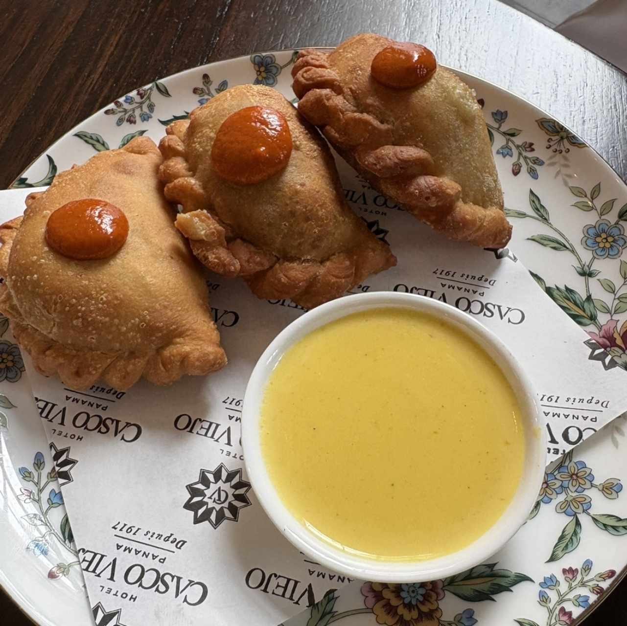 Empanaditas de carne con salsa de queso manchego