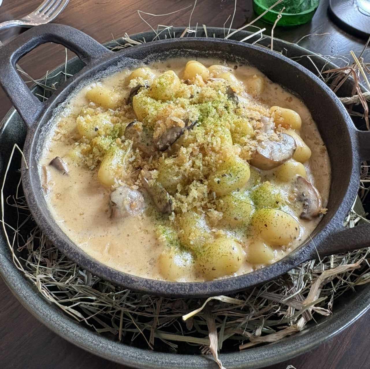 Gnocchi con salsa trufada 