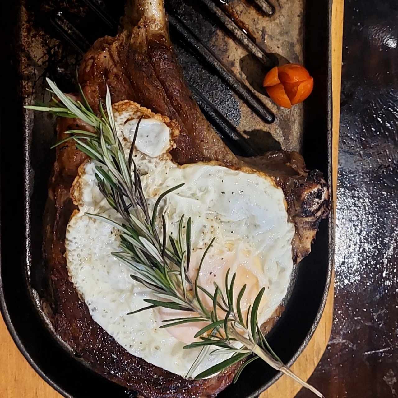 Arizona (tomahawks) una delicia, bien cocida con el olor que  activa los sentidos, sabor, rapidez, aue gustazo. Me encanto