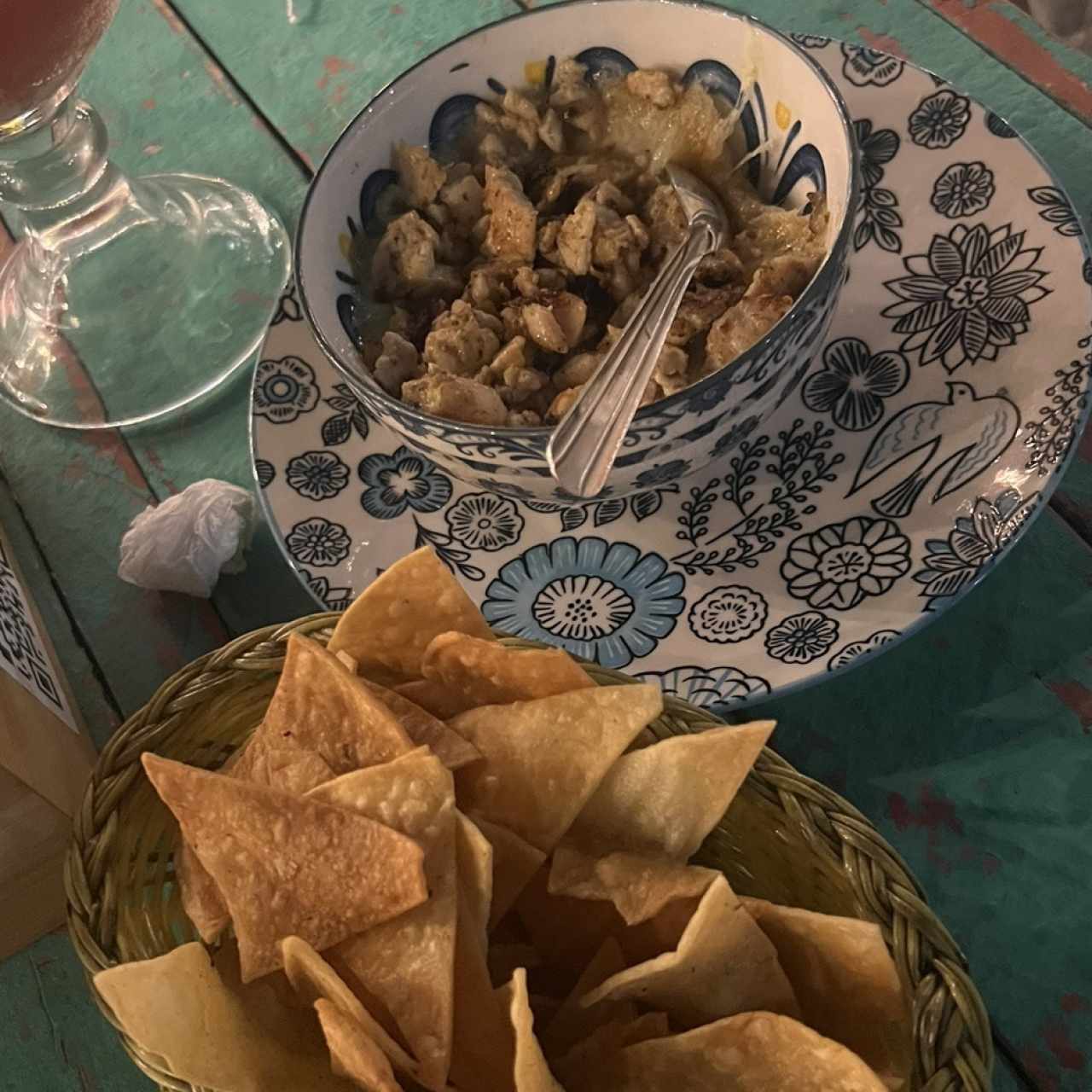 Queso fundido con chorizo y totopos