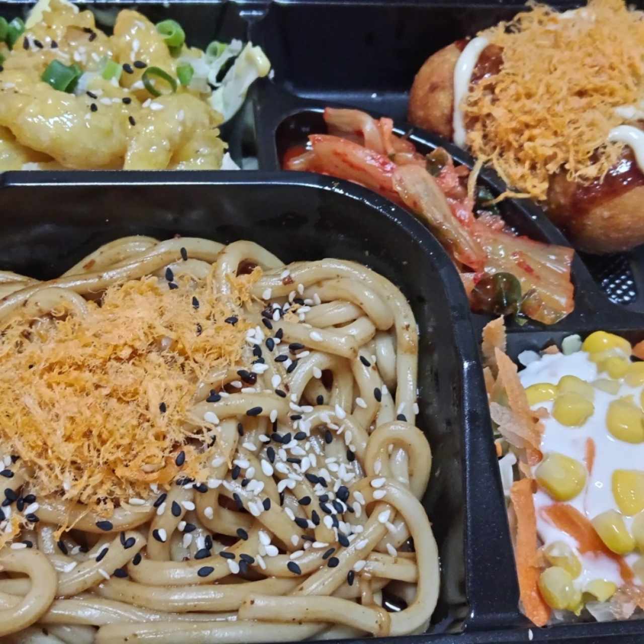 Bento box #2 Kimchi Ebimayo takoyaki de pulpo