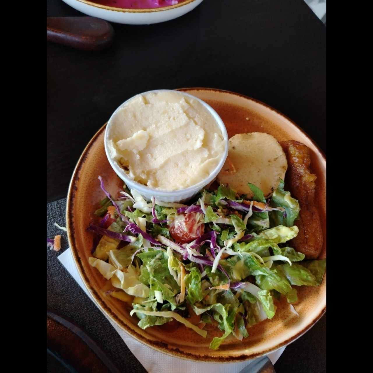 GUARNICION (Ensalada, papa, plátano maduro y arepa)
