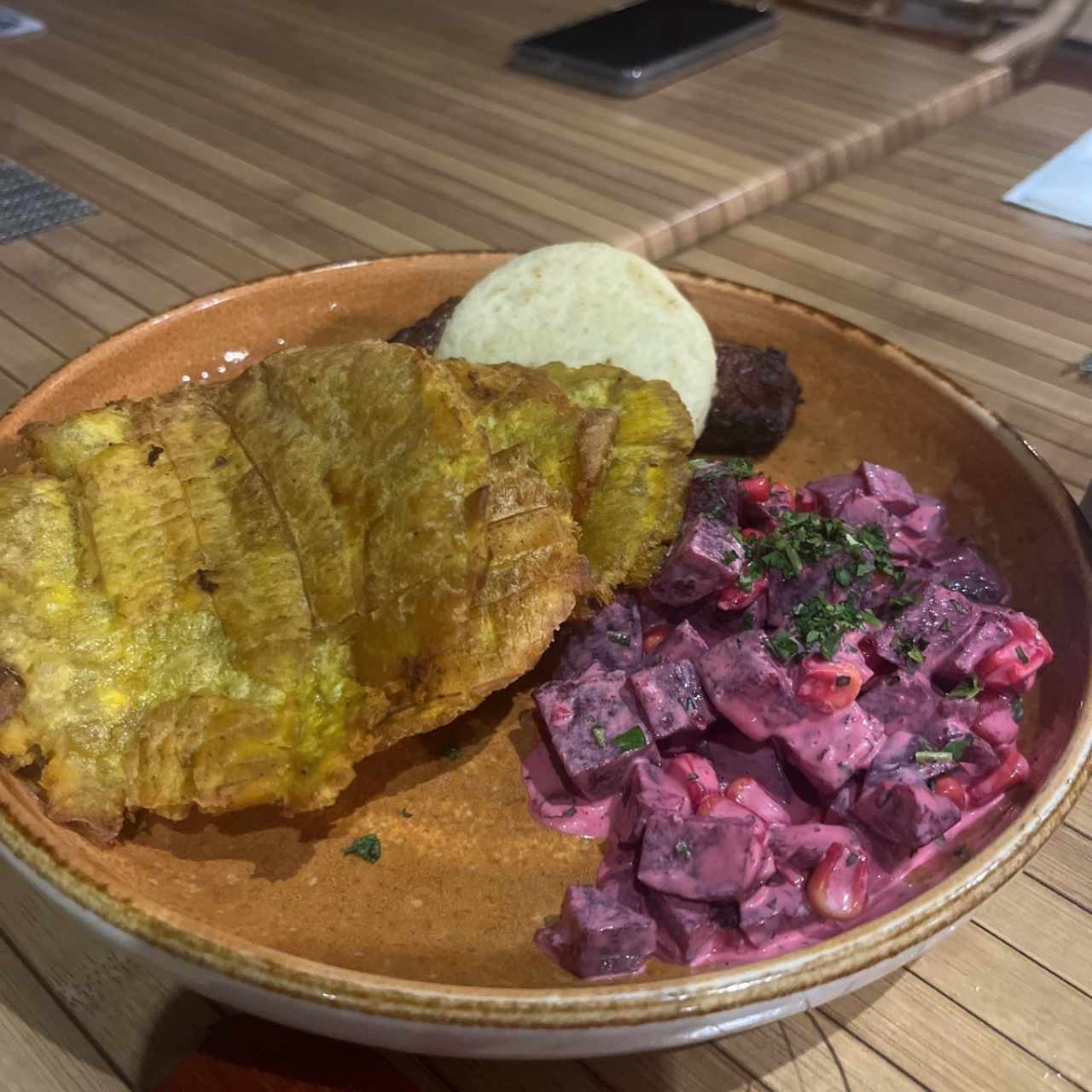 GUARNICION (Ensalada, papa, plátano maduro y arepa)
