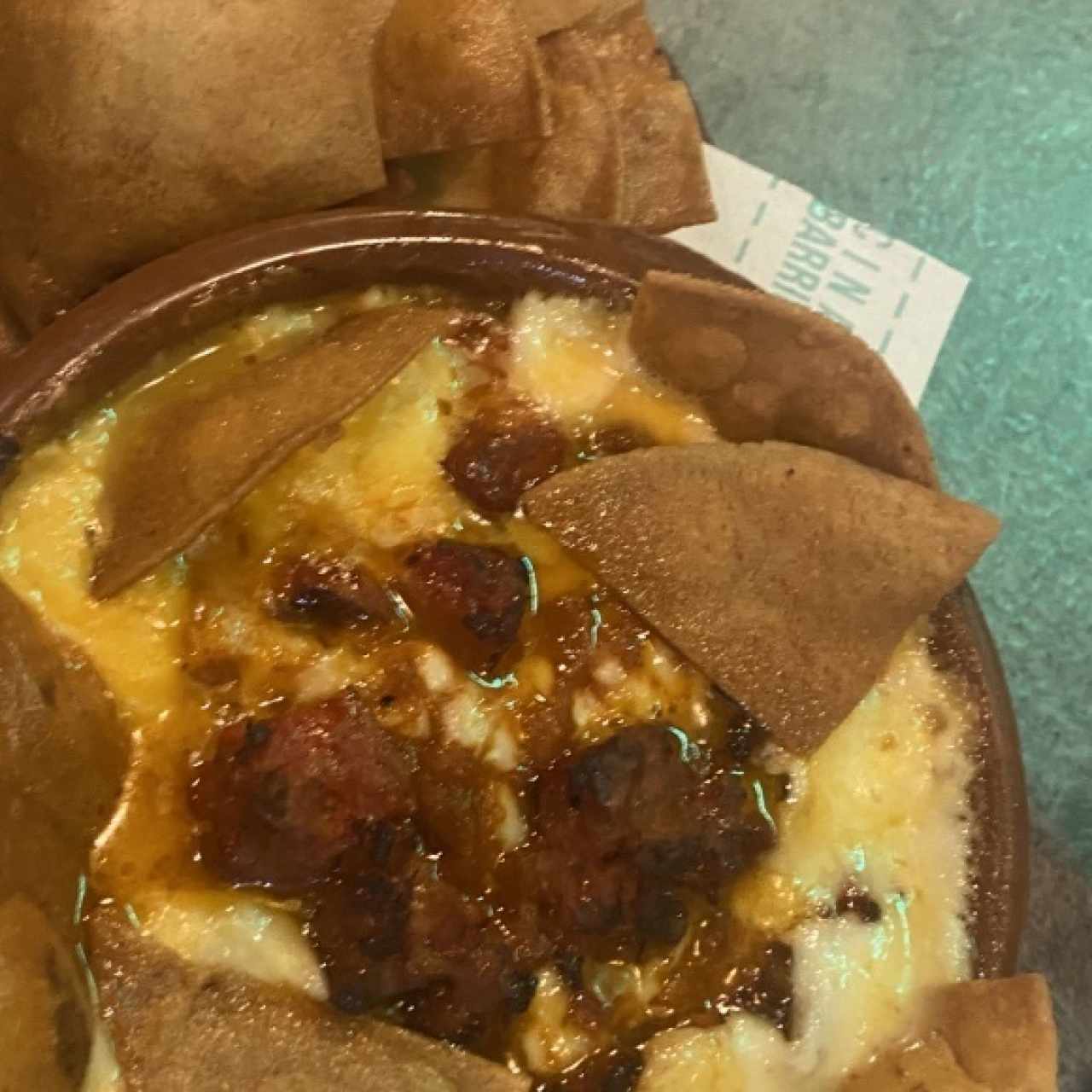 Queso Fundido y Chorizo Tableño