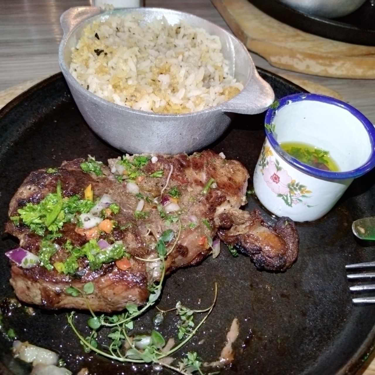 New York stake y arroz con coco y concolón 