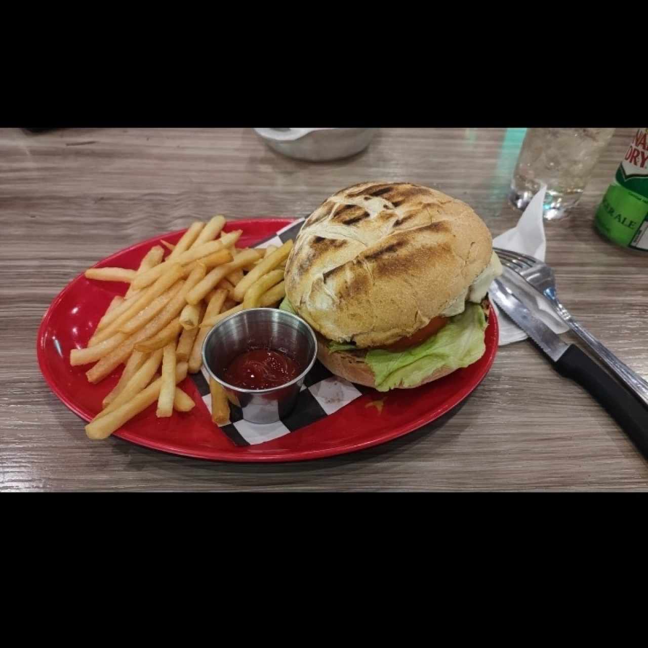Sandwich Pollo al Grill con papas fritas