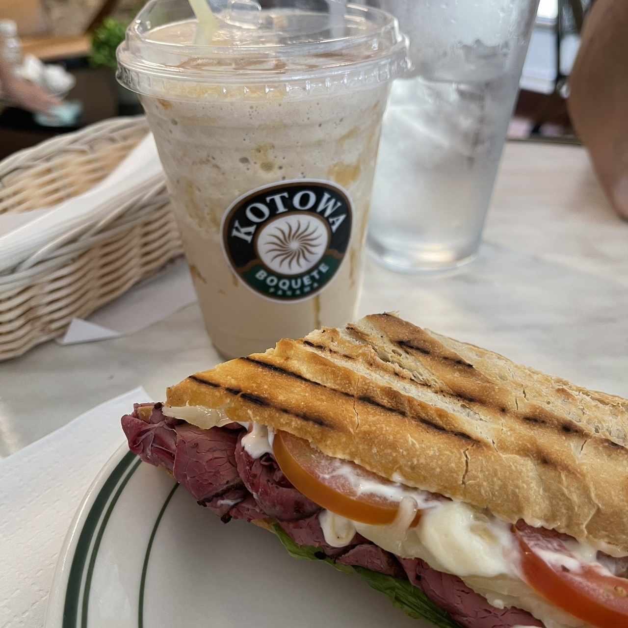 Pastrami de Res, Queso Emmental, Lechuga, Tomate, Mostaza Dijon, Mayonesa, Mantequilla.