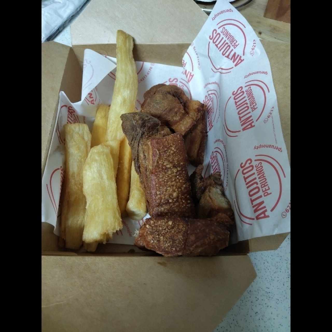 Chicharrones con yuca frita