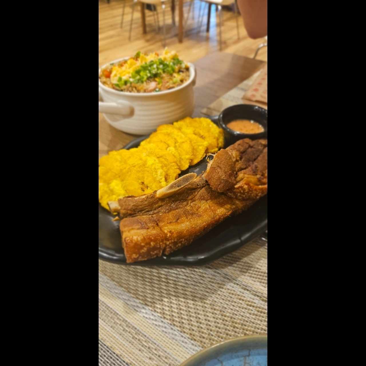Platos fuertes - Arroz Chaufa - Perú y chicharrón 