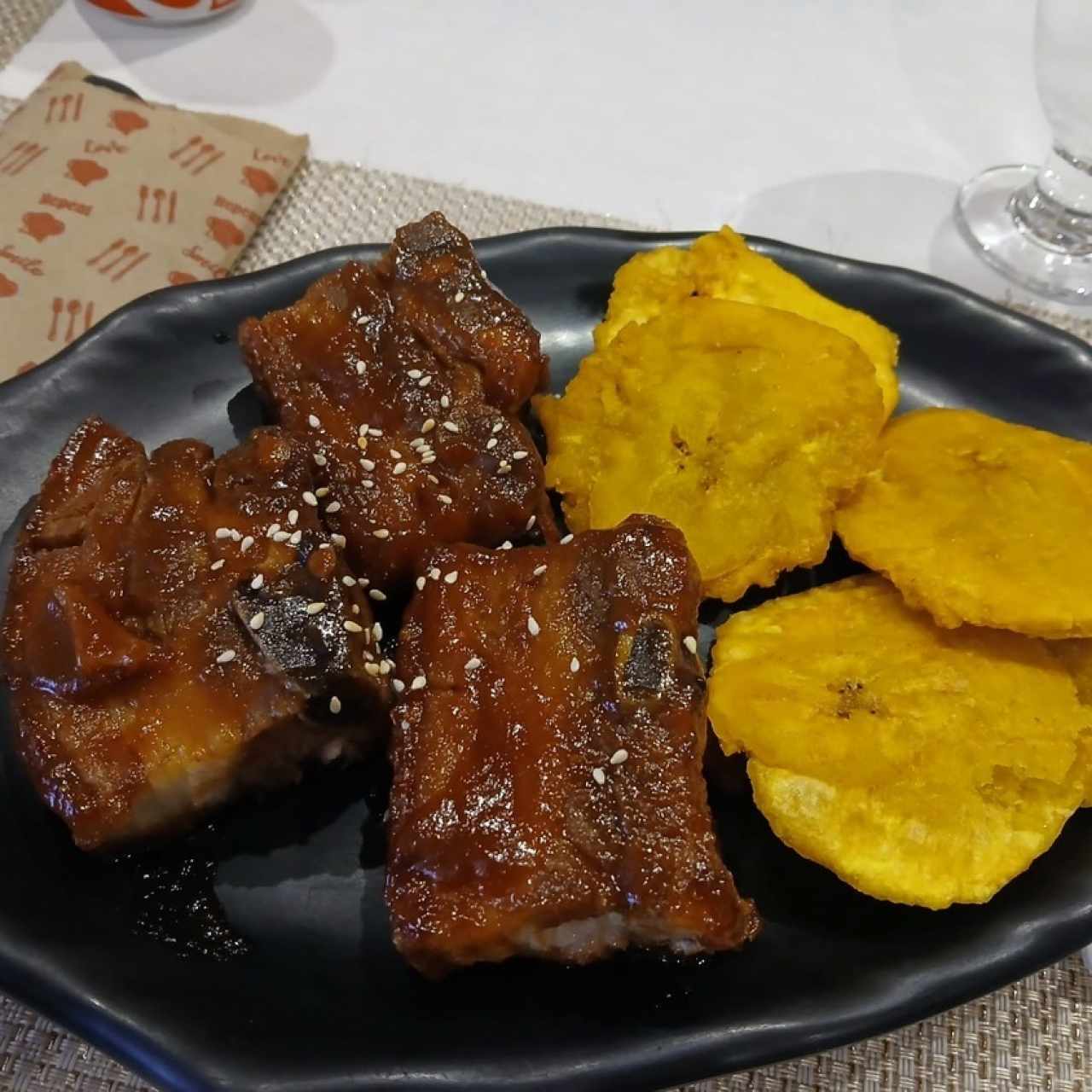 Chicharon en salsa barbacoa y patacones