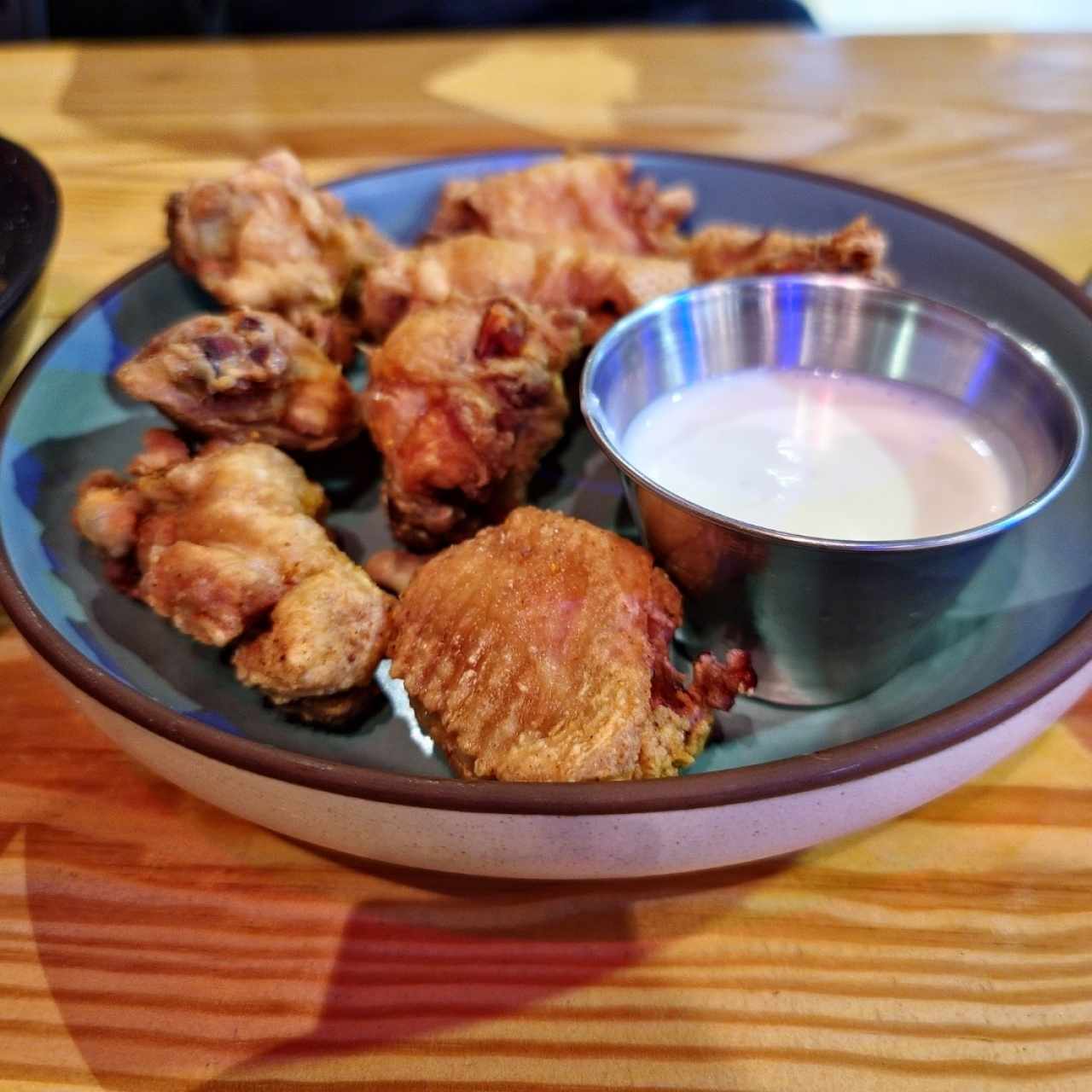 wings con salsa blue cheese