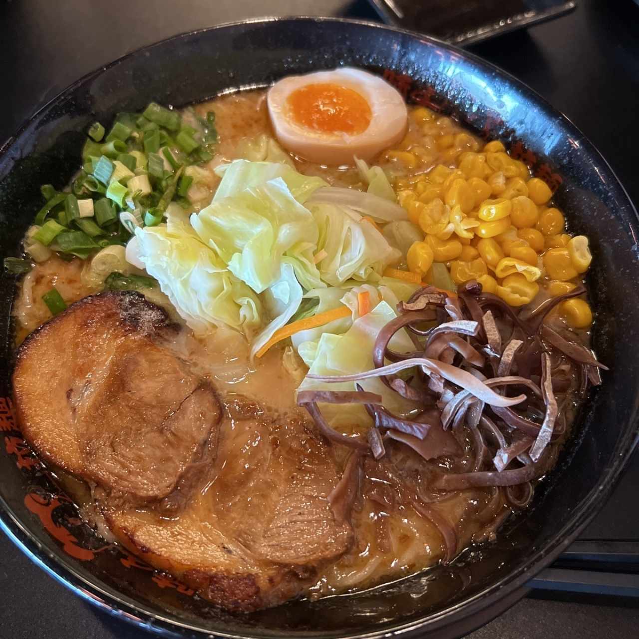 Ajise ramen con extra de maiz y repollo 