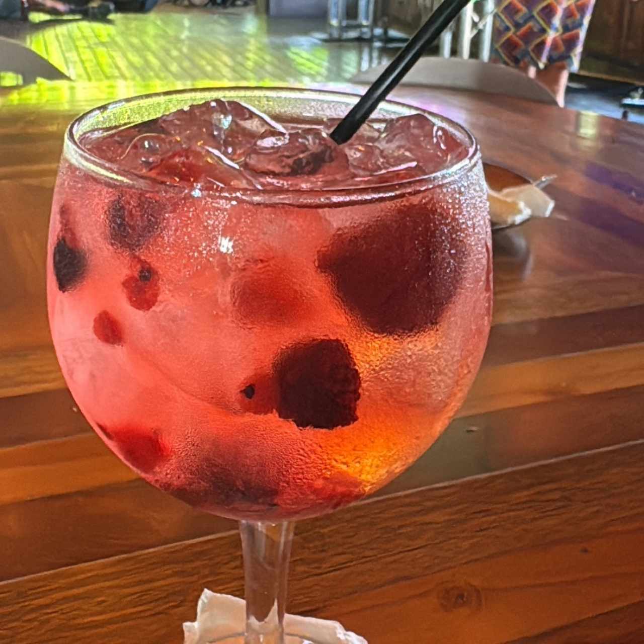 Gin tonic de frutos rojos