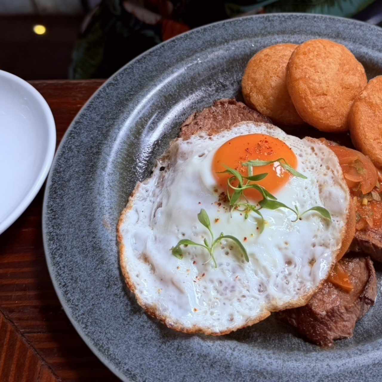 Bistec y Huevo en Monta