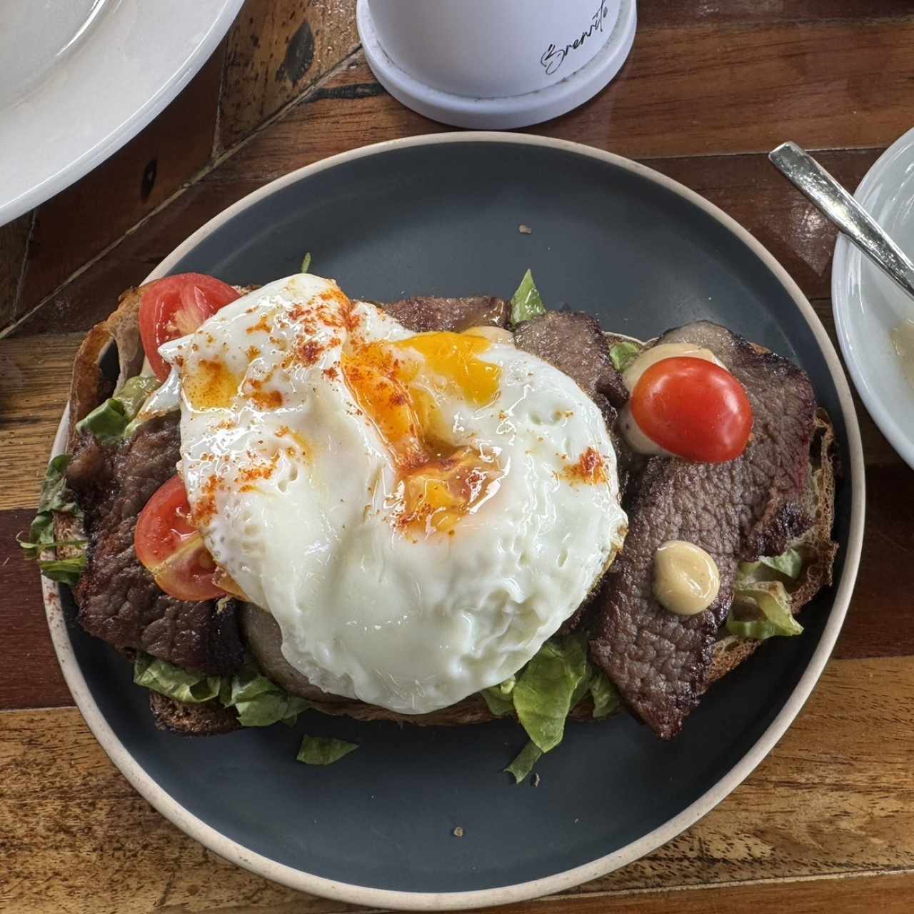 Tostada de Brisket a Caballo