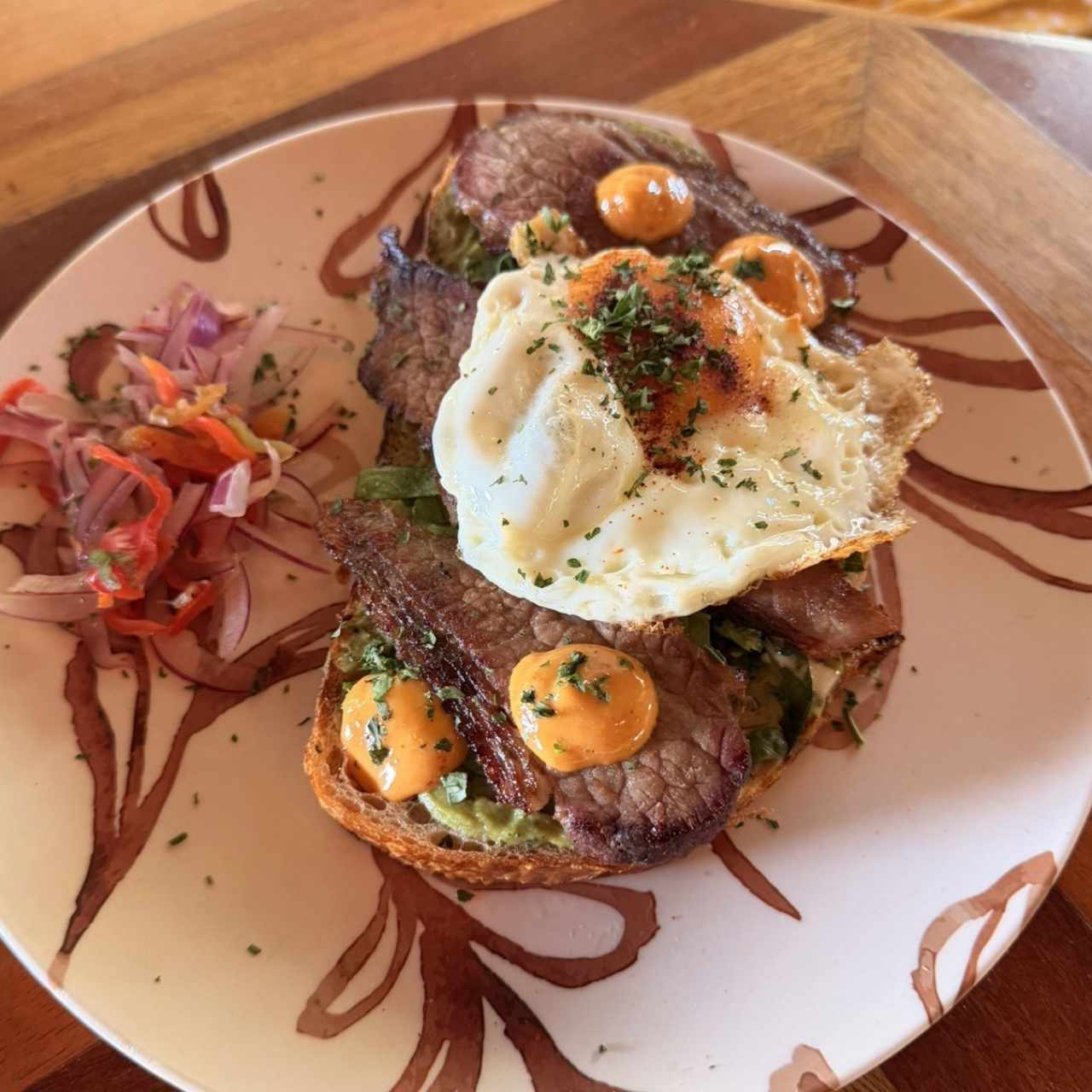 Tostada de Brisket a Caballo