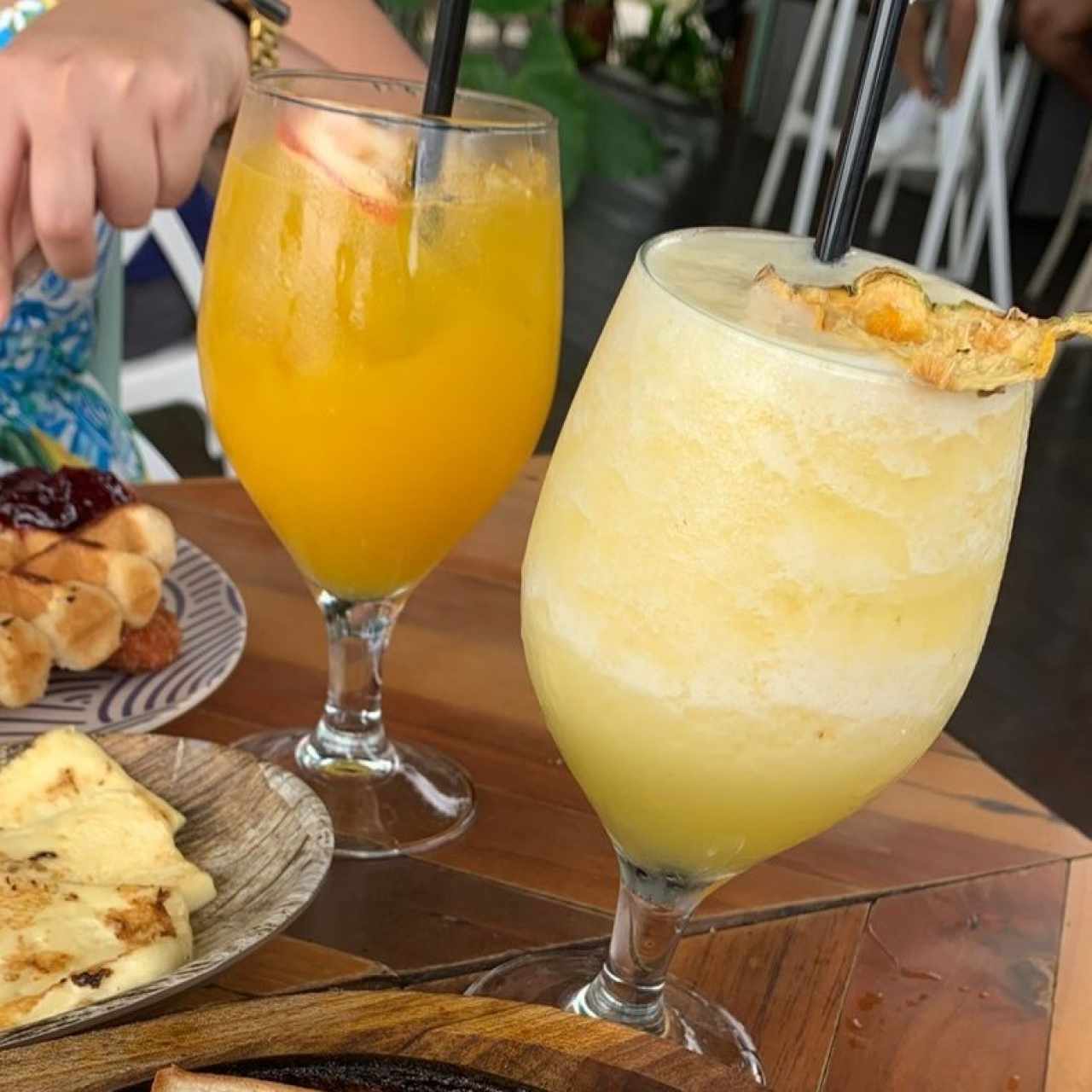 Jugo de piña y jugo de maracuyá 