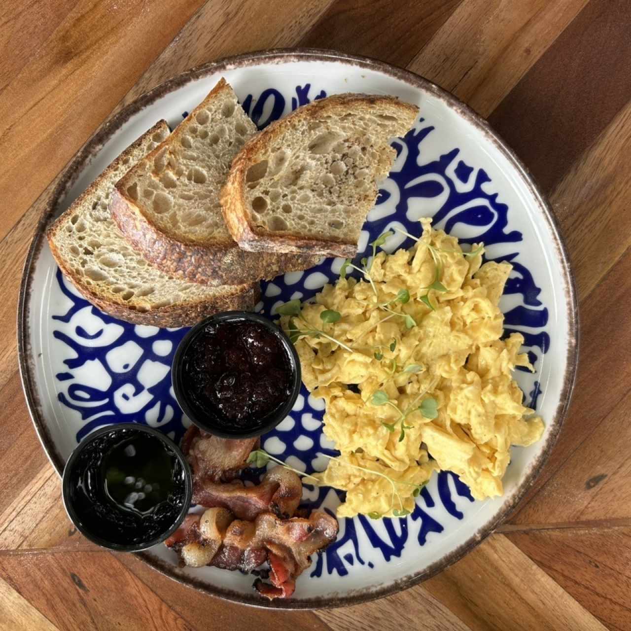 Desayuno americano con pan de masa madre