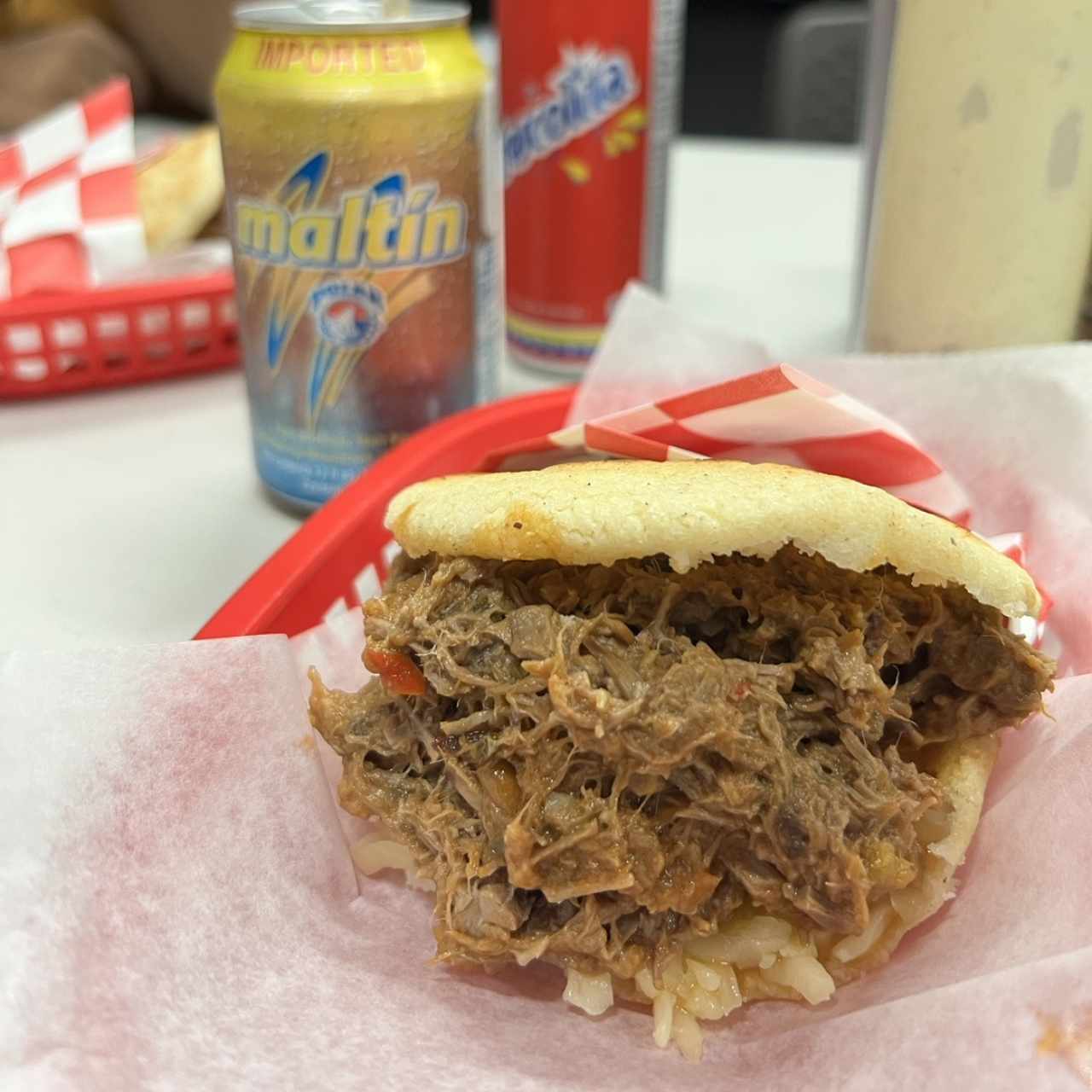 Arepa carne mechada