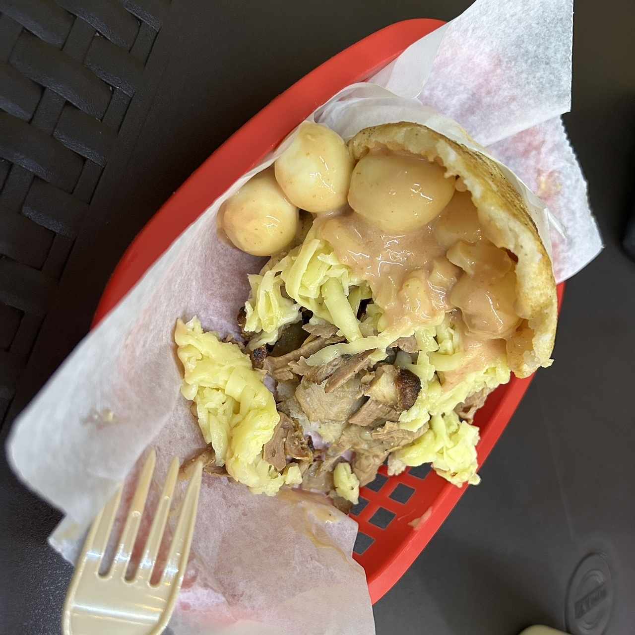Arepa con pernil, gouda y huevitos de codorniz
