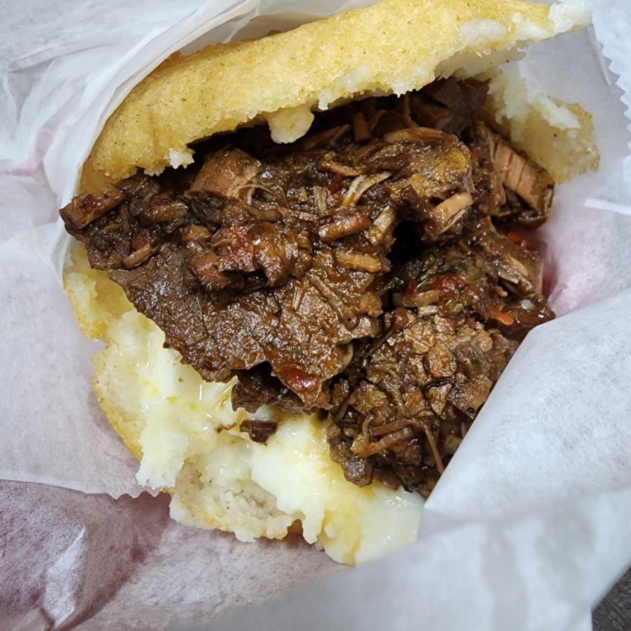 arepa frita, asado negro con guayanes 