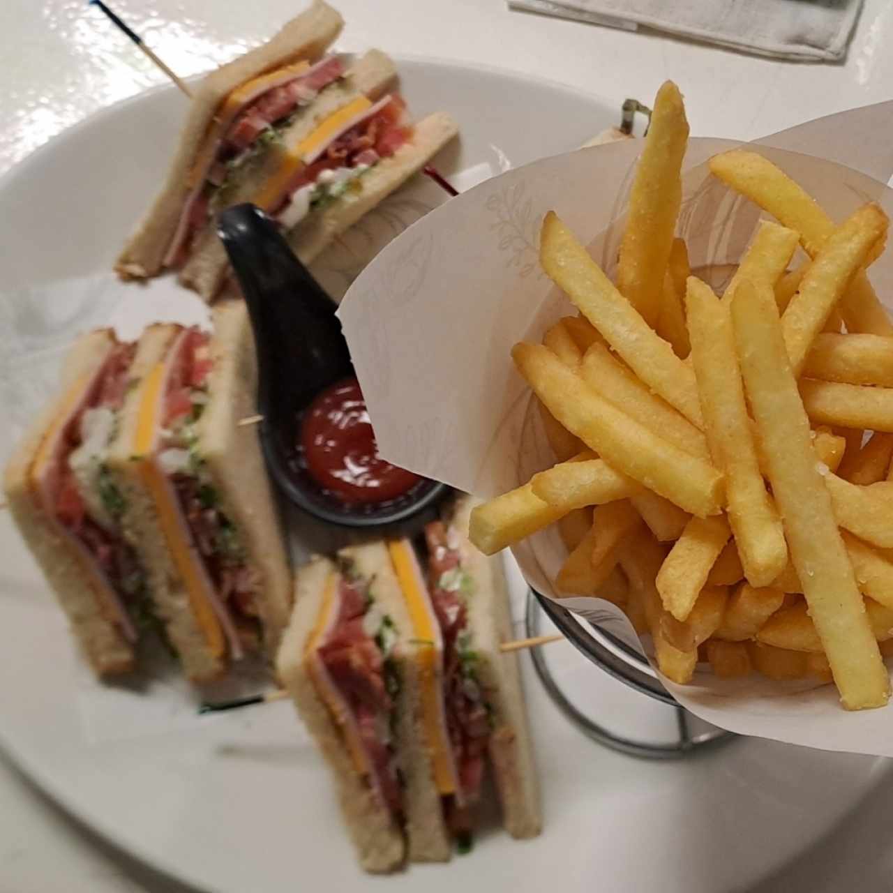 Platos Fuertes - Club Sandwich