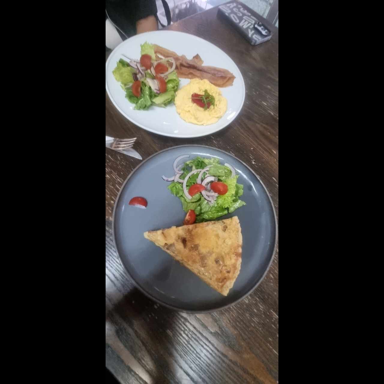 Quiche con ensalada y huevo con bacon más ensalada